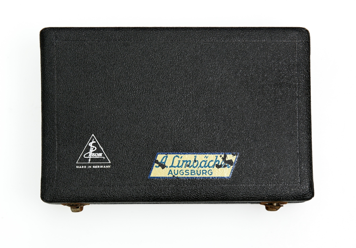 Øyesjukdommer
Eske av tre med Ophthalmoscop.Lyset i utstyret kommer fra et permament batteri og overføres med ledning og stikker til hoved håndkabel. Rød flanell under utstyret,rød silke i lokket som stenges med to klaffer.På klistret merke:A.Limbåcher,Augsburg.