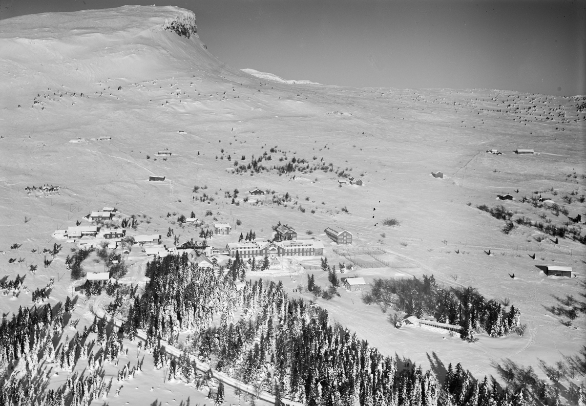Gausdal Hotell (Gausdal Høyfjellshotell (Høifjellshotell), Thon Gausdal Hotel (2012), opprinnelig Gausdal Høifjeldssanatorium (1876)) , oversikt, Østre Gausdal, vinter, Skeikampen i bakgrunnen