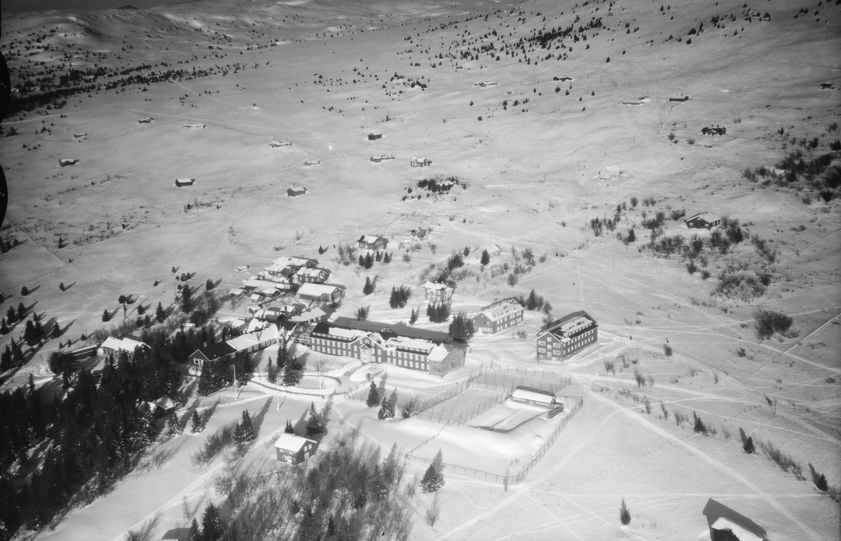 Gausdal Hotell (Gausdal Høyfjellshotell (Høifjellshotell), Thon Gausdal Hotel (2012), opprinnelig Gausdal Høifjeldssanatorium (1876)) , oversikt, Østre Gausdal, vinter