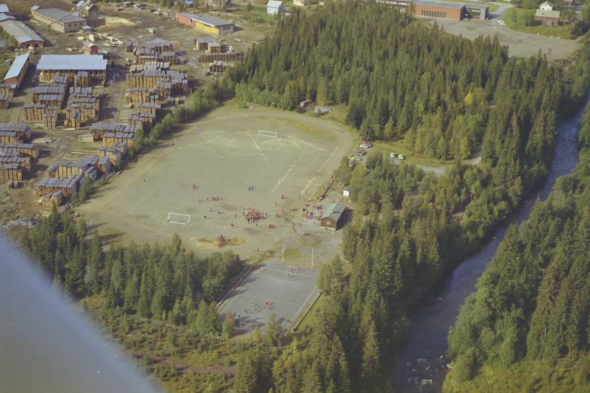 Østre Gausdal, Gausdal Bruk ved Segalstad bru. Idrettsbane, industriområde.