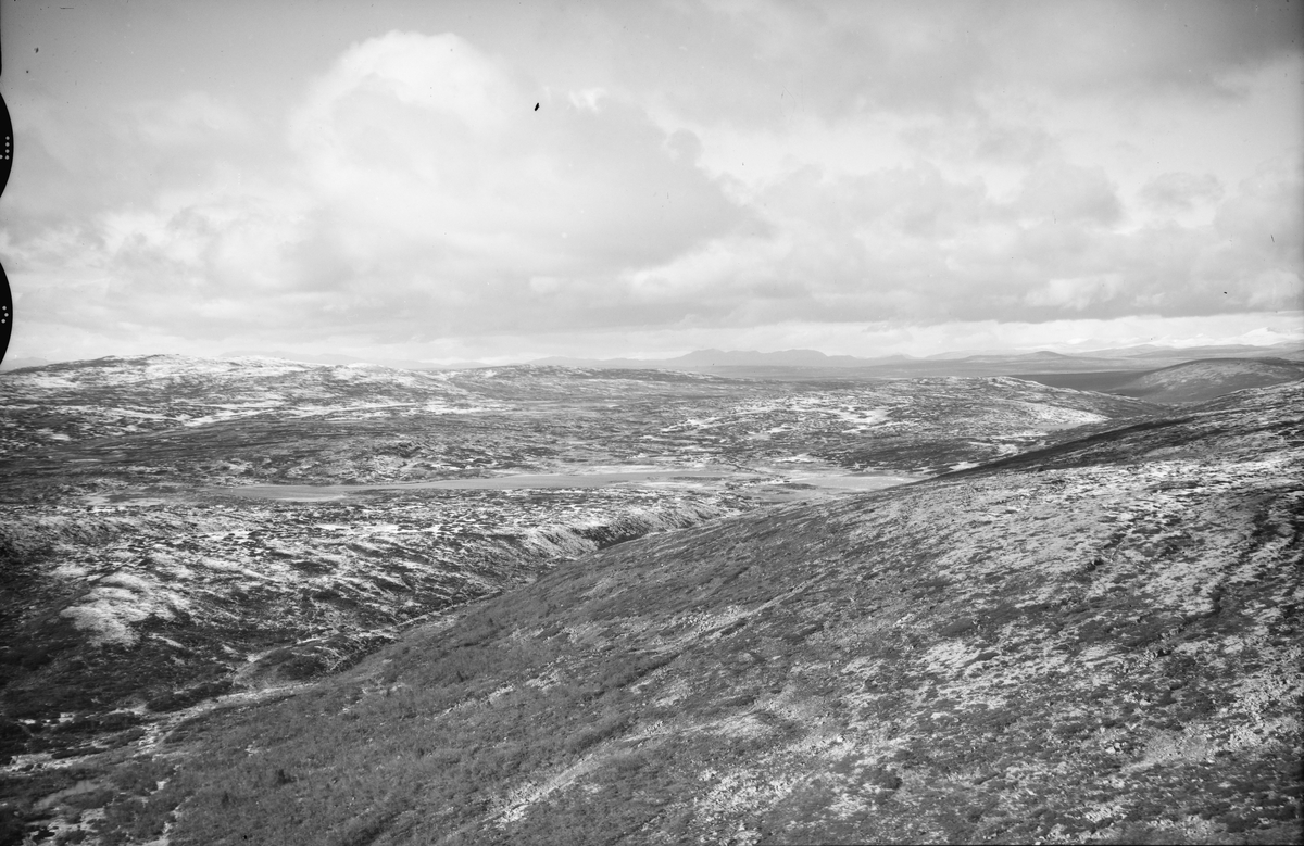 Saltbelgdalen mot Hallandshøgda, Øyer, 1948, fjell, fjellandskap, vann, elv, snø (?), snøkledde fjell i bakgrunnen