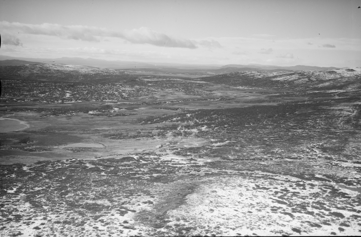 Øyer, 1948, fjellandskap, seter, vann, snøkledde fjell i bakgrunnen
