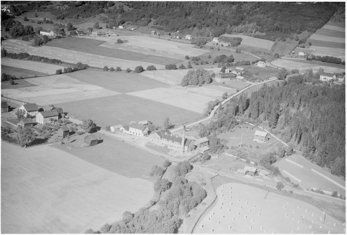 Øyer meieri, Øyer, 12.09.1952, meieribygninger, Jevne gård til venstre, Øyer prestegård og Øyer kirke øverst til venstre