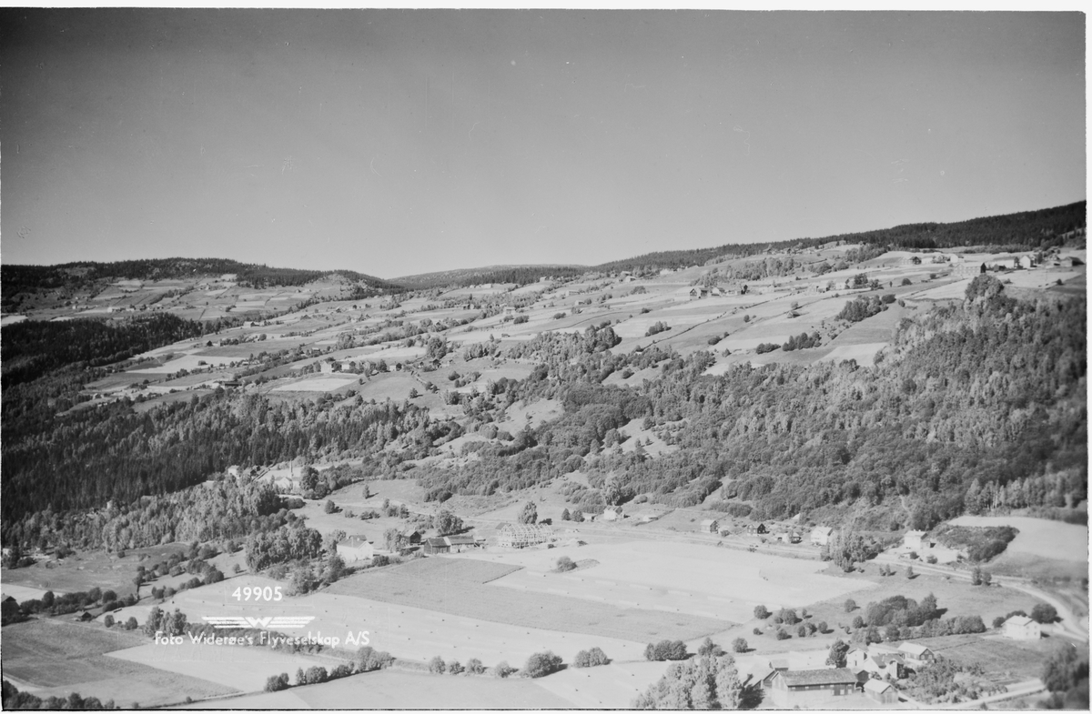 Oversiktsbilde Øyer prestegård med Øyer kirke, 12.09.1952,  kulturlandskap, løvskog og granskog