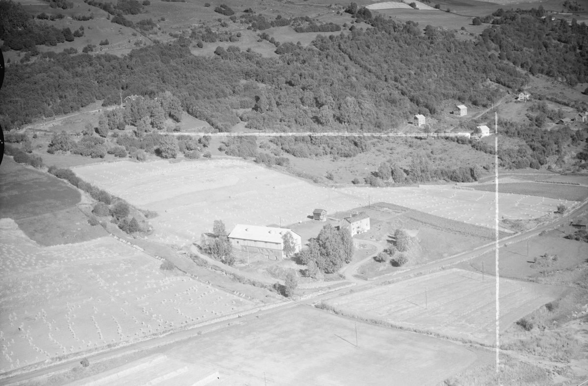 Gillebo Bortistugun gård, Øyer, 1952. Stort toetasjes våningshus, stor driftbygning og stabbur. Kjøkkenhage, jordbruk, slåttonn, hesjing, kornskurd. Lå inntil riksveg 50 (E6)