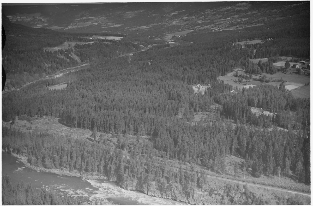 Oversiktsbilde Hunder, Øyer, 14.08.1953, Lågen, gårdsbruk, , kulturlandskap, granskog.