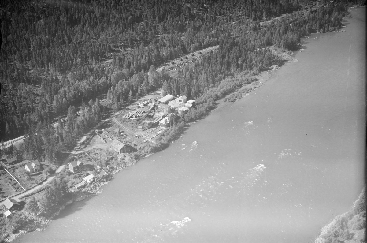 Sagbruk, Øyer, 1953, lagring av tømmer, bolighus, jernbanelinje, langs Lågen, blandingsskog