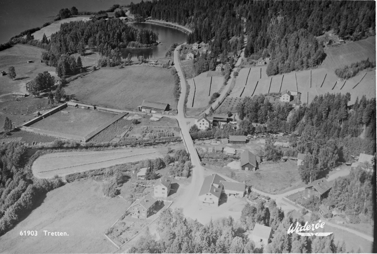 Tretten, Øyer, 28.08.1953, oversiktsbilde, gårdsbruk, bolighus, elv, veier, slåttonn, hesjer, grunnlag for postkort