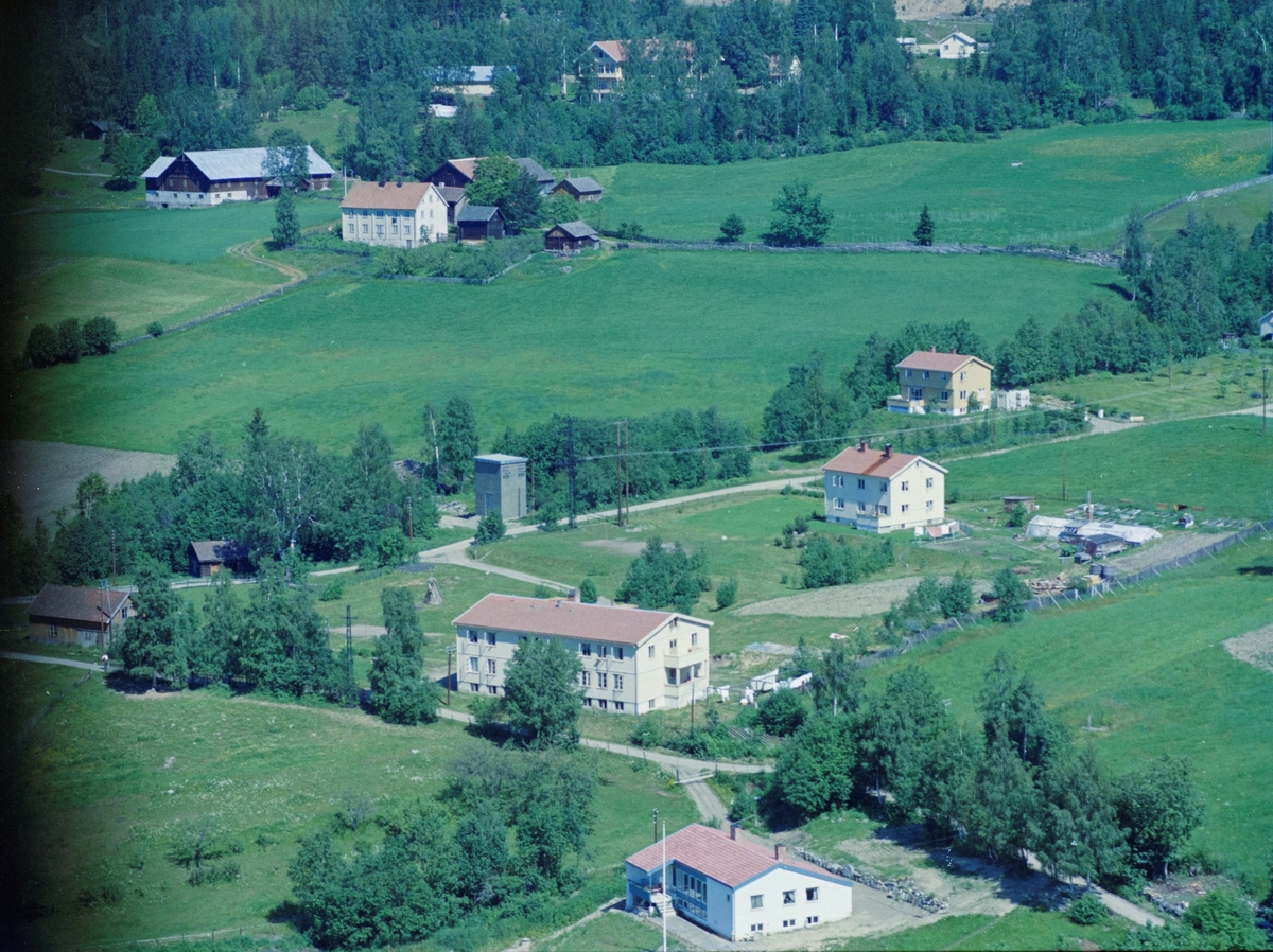 Flyfoto, Lillehammer, Søre Ål, Langseth søndre bak til venstre og Langseth hotell noe gjemt, helt bakerst. Foran er et internat til Skogli helse- og rehabiliteringssenter og huset i forgrunnen lå i det som nå heter Solbakken, men dette er revet. Vegen opp forbi transformatorkiosken er Holtevegen. Det gule huset er Rolf Lundes veg 5 og det hvite huset er Holtevegen 7