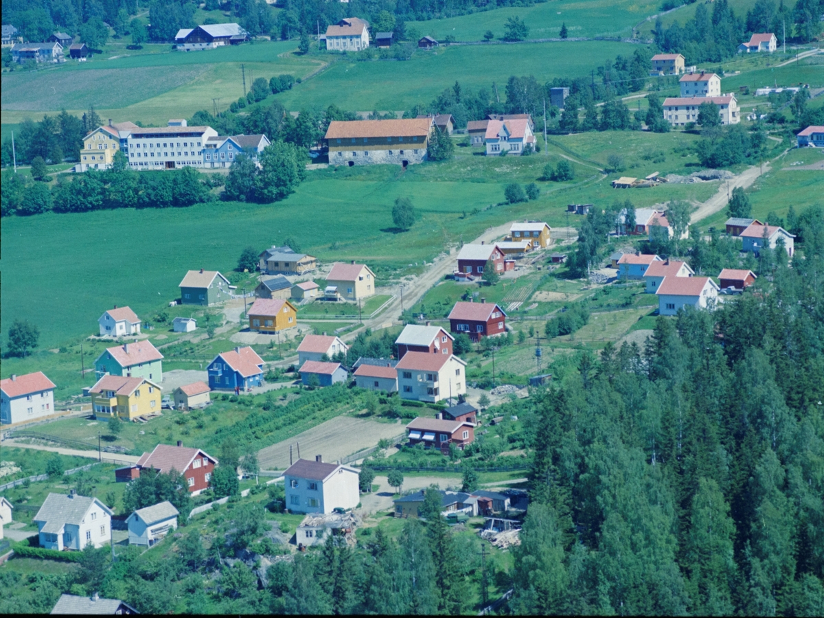 Flyfoto, Lillehammer, Søre Ål. Hagehaugvegen går oppover midt i bildet. Utbyggingen av Hagehaugen startet på 1930-tallet. Det lysegrønne huset på venstre side, er Hagehaugvegen 12, det oransje ovenfor er nr 16. Øverst midt i bilde er Holen Gård, ved siden av Skogli Helse- og Rehabiliteringssenter.