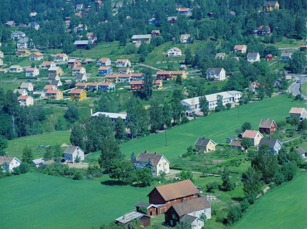 Flyfoto, Lillehammer, Søre Ål.  Helt i forgrunnen Hage gård som ikke eksisterer lenger. Den hvite lange bygningen var i 1999 Atlas Industri, og nesten gjemt tidligere Nor-Wind, begge i Hagevegen