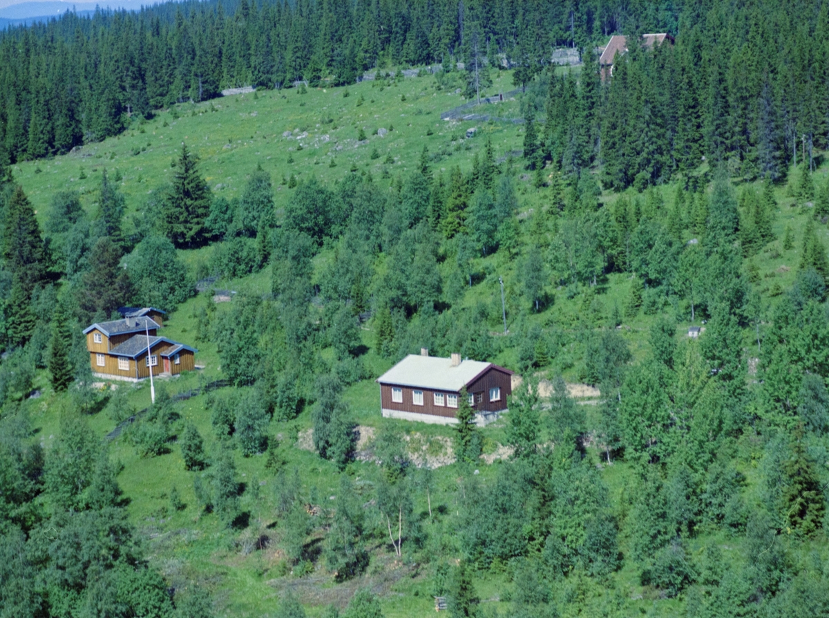 Flyfoto, Lillehammer, bebyggelse. Disse to husene er Åsstuevegen 92, brunt lavt hus, kalt Rustad. Innenfor er Guristu, Åsstuevegen 94