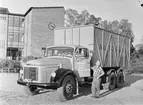 Volvo, Göteborg? Man vid lastbil med container. 