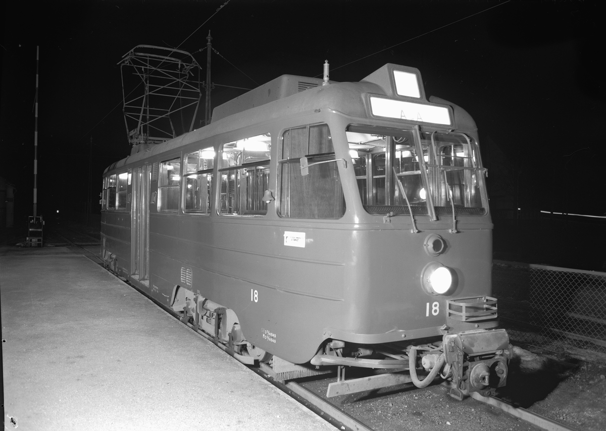 Södra Lidingöbanans (SSLidJ) motorvagn 18 i leveransskick, vid Aga station.