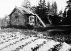 Hemmansägare Rudolf Arnberg. Den till Arnbergs gård flyttade prästgården i vilken den till Tekniska Museet i juli 1932 förvärvade samlingen av redskap, verktyg, dokument och böcker samt Polhemsföremål förvarats. Beträffande byggnaden se Karl-Erik Forsslund, Med Dalälven från källorna till havet, delen om Särna.