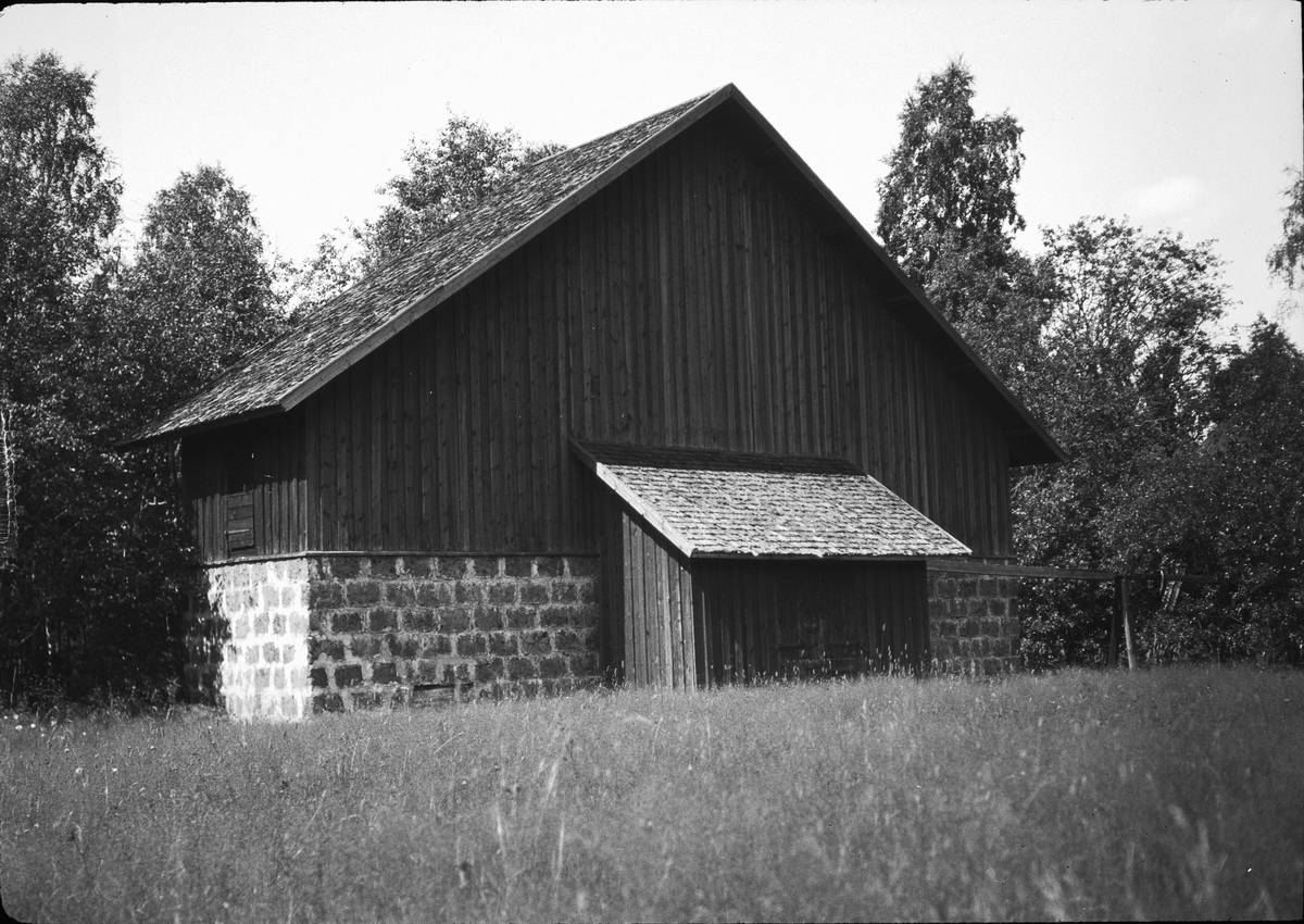 Järngruvor. Vattenhjulshus delvis av slaggsten, inrymmande ett överfallshjul av trä, br.1.35, diam. 11mtr samt två st gjutna kaminer med rör vända mot hjulet för att hindra vattnets frysning. Konststängerna äro till största delen borta. Vad som återstår synes på bilden.