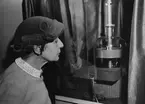 Bildtext: Professor Lise Meitner vid koninuerliga Wilsonkammaren i Tekniska Museets Atomarium den 30 januari 1953.