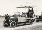 Två av Tekniska museets automobiler, De Dion Bouton, 1899, under deltagandet i en kortége genom Stockholm.
Första körkortet i sverige utfärdades i denna automobil 1902.