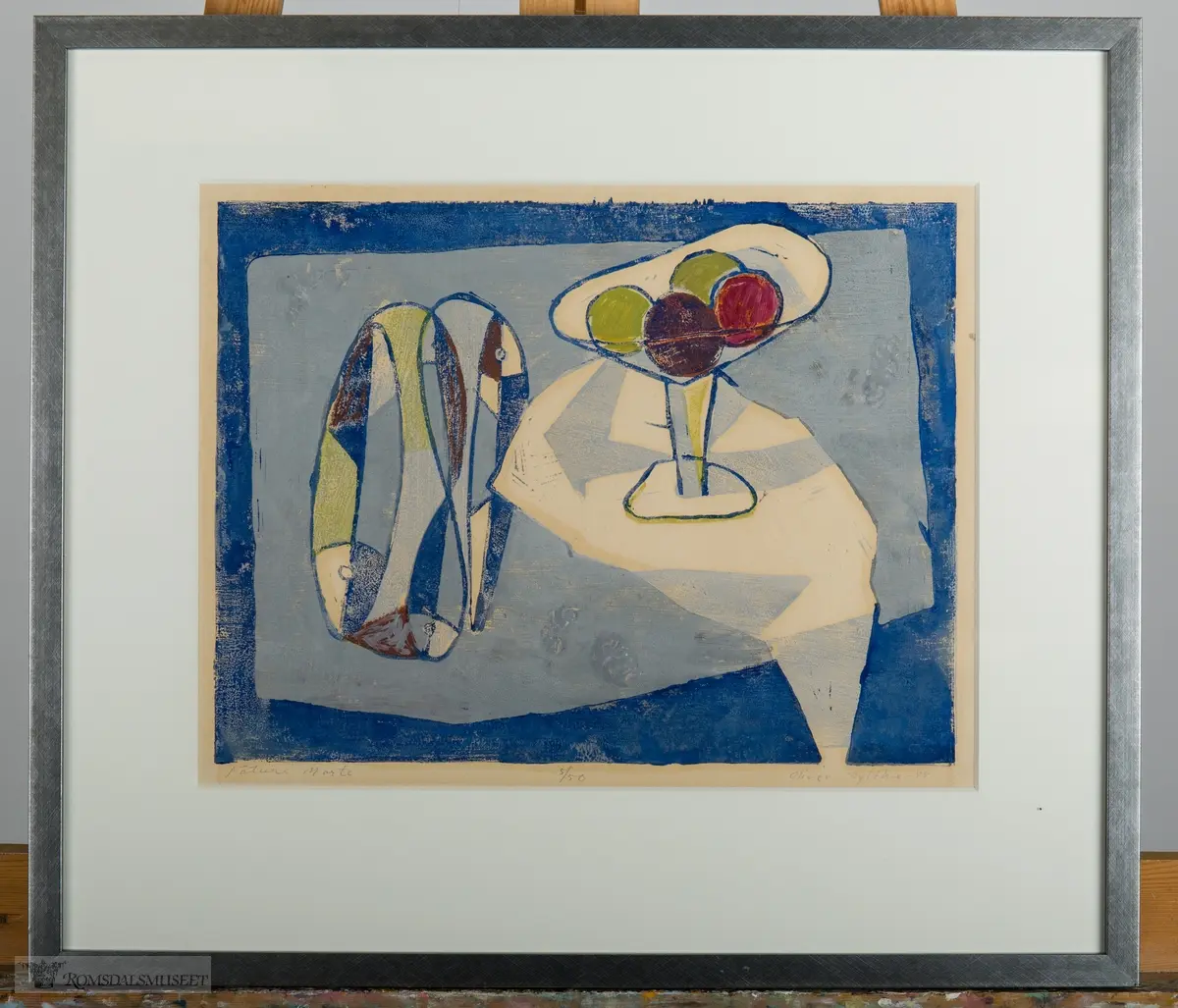 Blå bunnfarge. En bordplate med et fat med 3 fisker og en skål med stett med 4 epler.