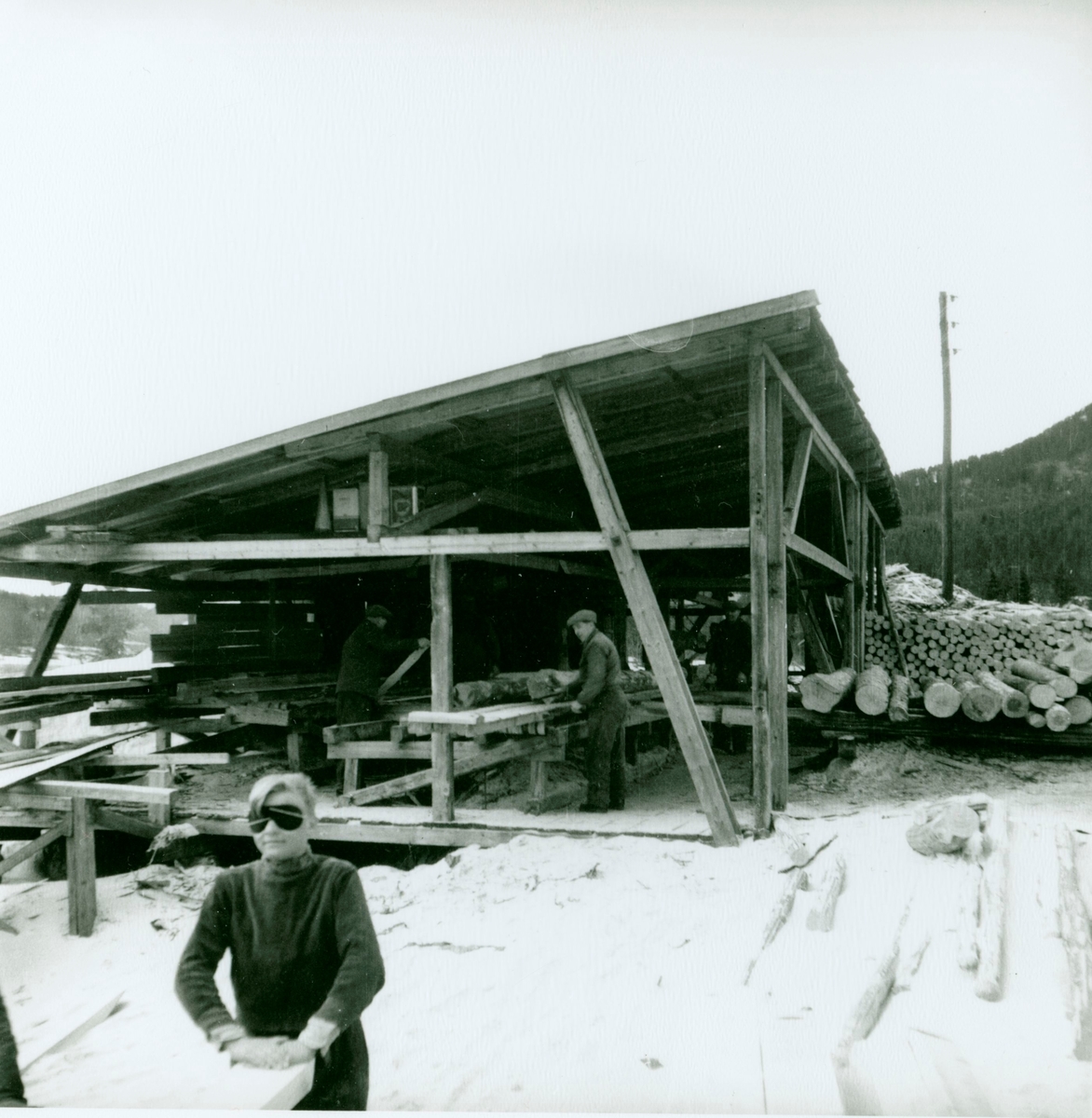 Gol Sag på Spelemoen frå 1950-56.
ved sag benken Østen Dokkken.