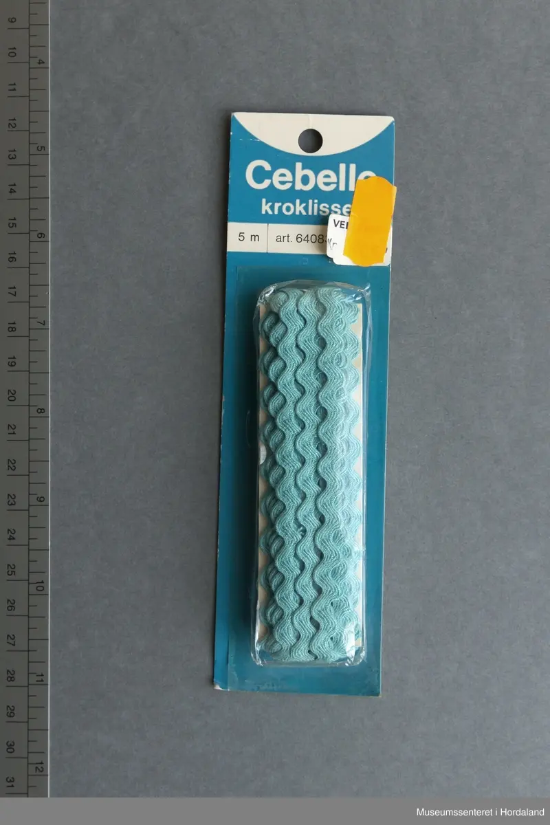 Ein pakke turkis kroklisser frå Cebelle, i uopna emballasje.
Produsert av Oslo Baand & Lidsefabrik.
