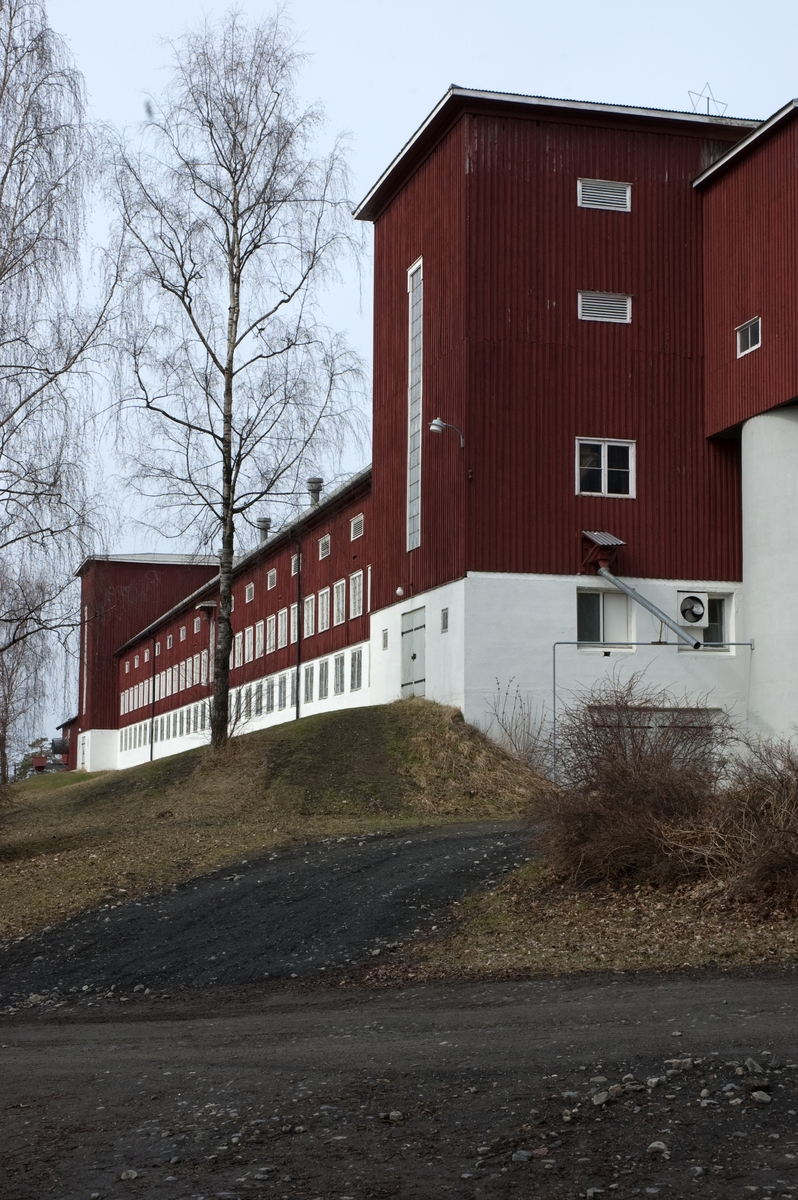 Hovelsrud, Helgøya, Ringsaker. Låven. Fotografert for Ringsakboka VI, utgitt 2006.