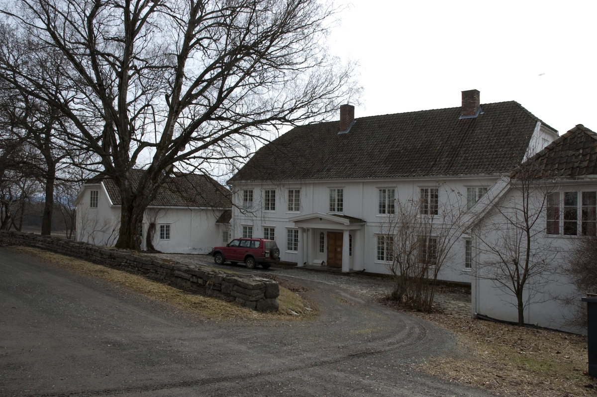 Hovelsrud, Helgøya, Ringsaker. Innkjøring til inntunet. Steinmur og tuntre. Fotografert for Ringsakboka VI, utgitt 2006.