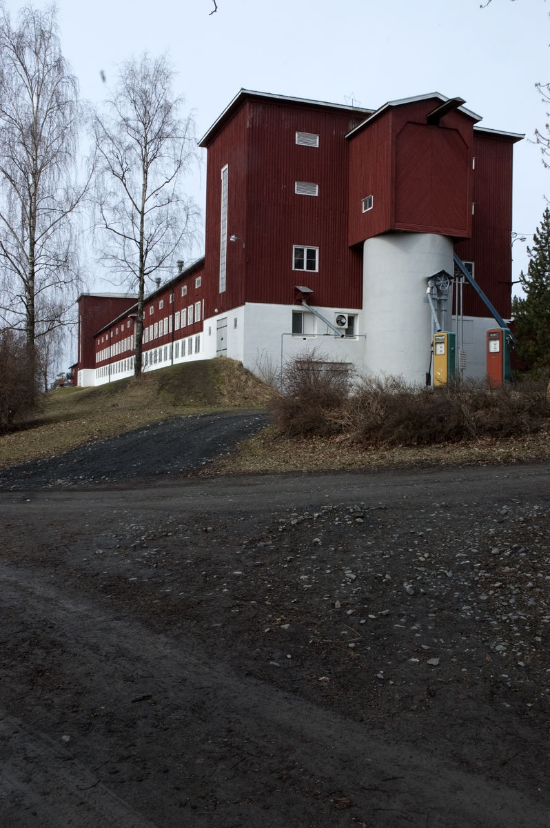 Hovelsrud, Helgøya, Ringsaker. Låven med silo. Fotografert for Ringsakboka VI, utgitt 2006.