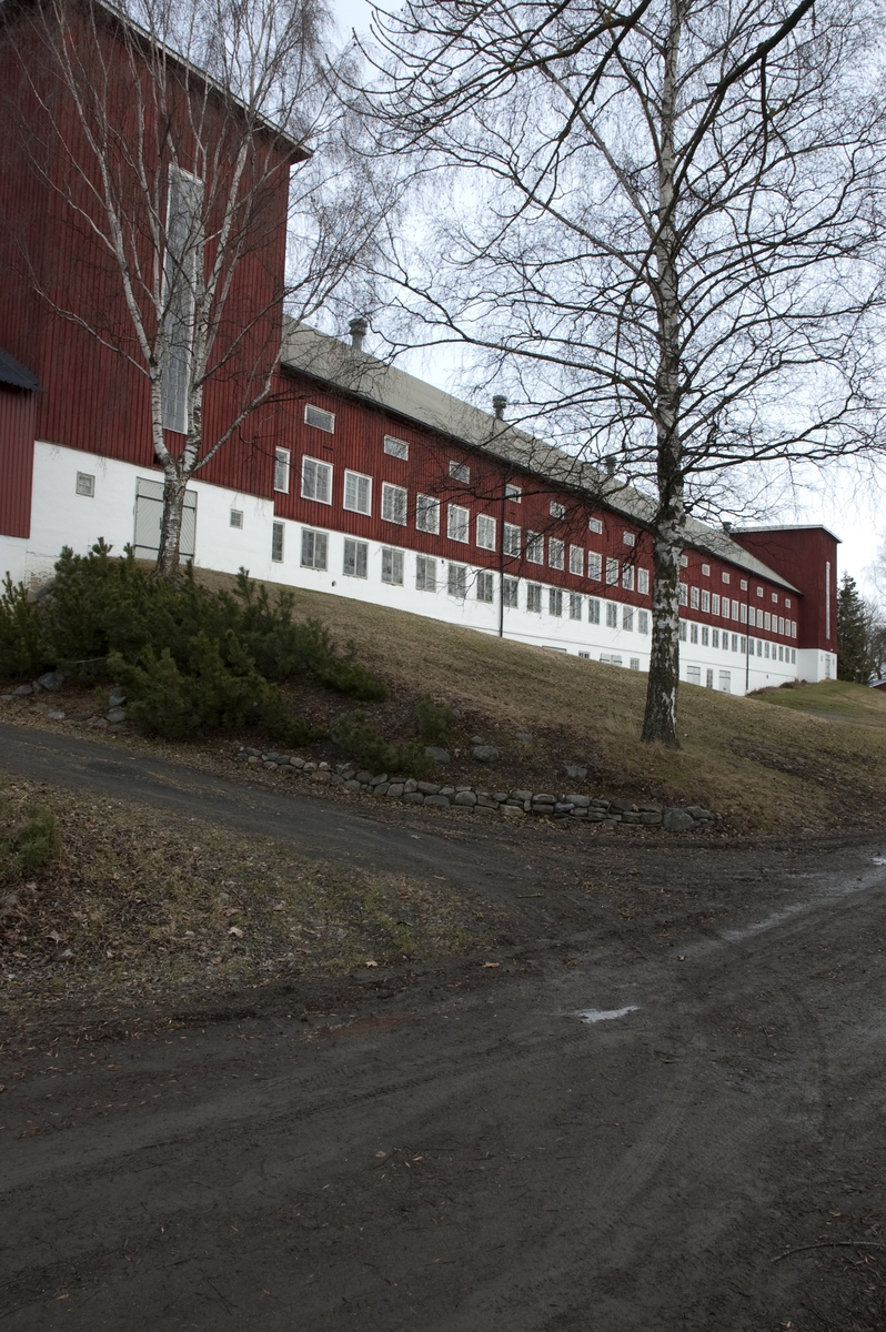 Hovelsrud, Helgøya, Ringsaker. Fotografert for Ringsakboka VI, utgitt 2006.