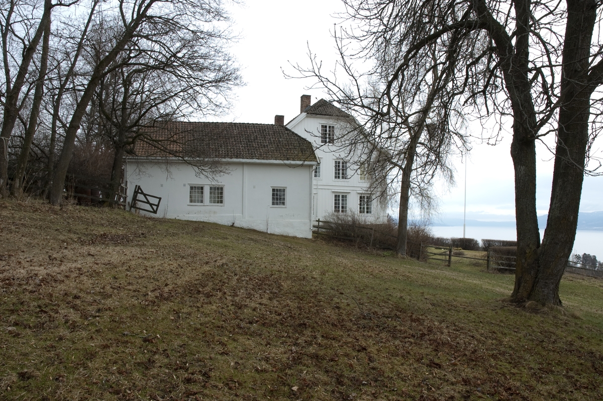 Hovelsrud, Helgøya, Ringsaker. Hovedbygning. Fotografert for Ringsakboka VI, utgitt 2006.