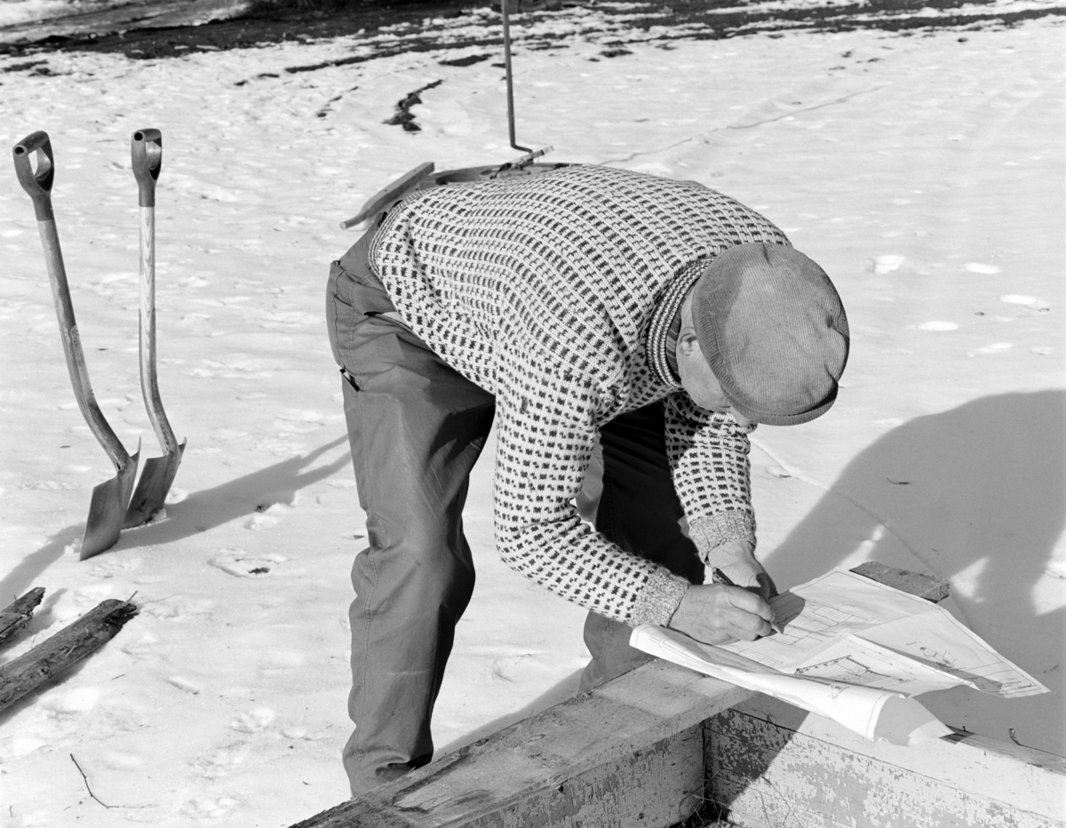 Heggenhaugen gård, Gaupen. Nedtaking av stabbur. 1980. Flyttet til Domkirkeodden. Museumshåndverker Arvid Sanden.