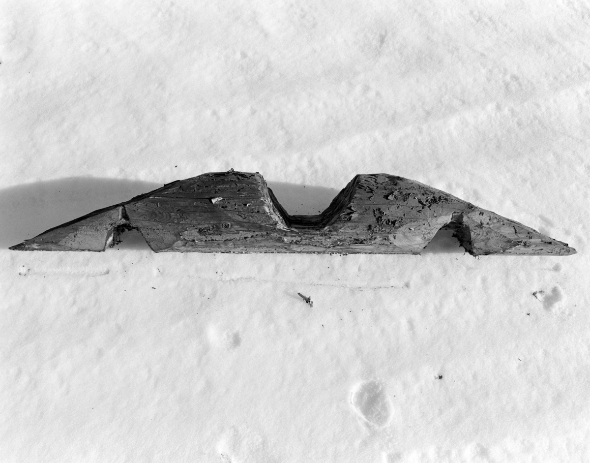 Heggenhaugen gård, Gaupen. Nedtaking av stabbur. 1980. Flyttet til Domkirkeodden. Toppstokk endevegg, tømmer, lafting HDH.36.