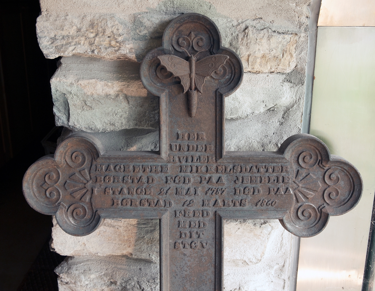 Gravkors, støpejern, fra Vang kirkegård OF 8674. Innskrift, "Her  under hviler Magrethe Mikkelsdatter Børstad, født på Jemblie i Stange 21. mai 1787, død paa Børstad 18 marts 1860.