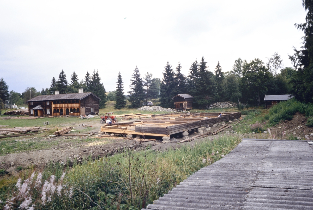 Tomterlåven gjenreises på Domkirkeodden.  Låve fra Tomter i Vallset, oppført 1860-årene. Gave fra Stange Kommune. Se veileder til Folkemuseet side 87.