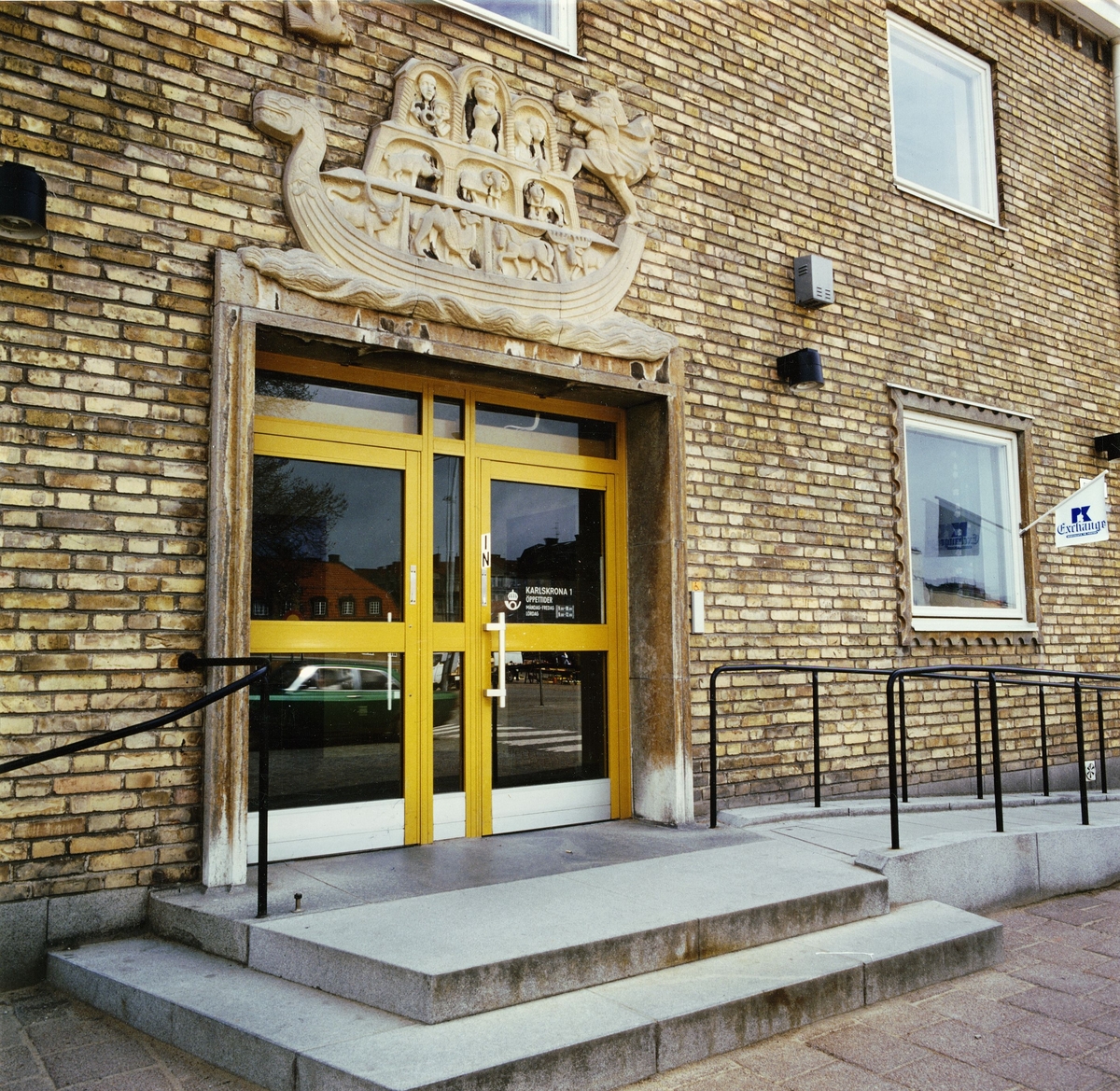 Postkontoret i Karlskrona .  "Noaks ark" ovanför ingången till postkontoret Karlskrona 1.  Konstnär: Stig Blomberg (1901 - 1970).  Konstverket utfört 1944.  Frimärksfönster av Lars Erik Lallerstedt.  Foto taget 1984.