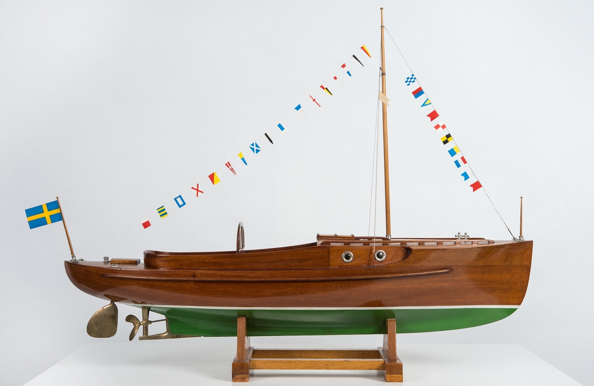 Helmodell av motorbåten WIKING X. Skrov av fernissad mahogny med grömålad botten, mässingsdetaljer. Skrå av ek.