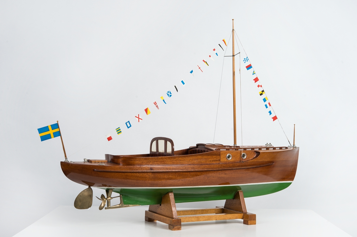 Helmodell av motorbåten WIKING X. Skrov av fernissad mahogny med grömålad botten, mässingsdetaljer. Skrå av ek.