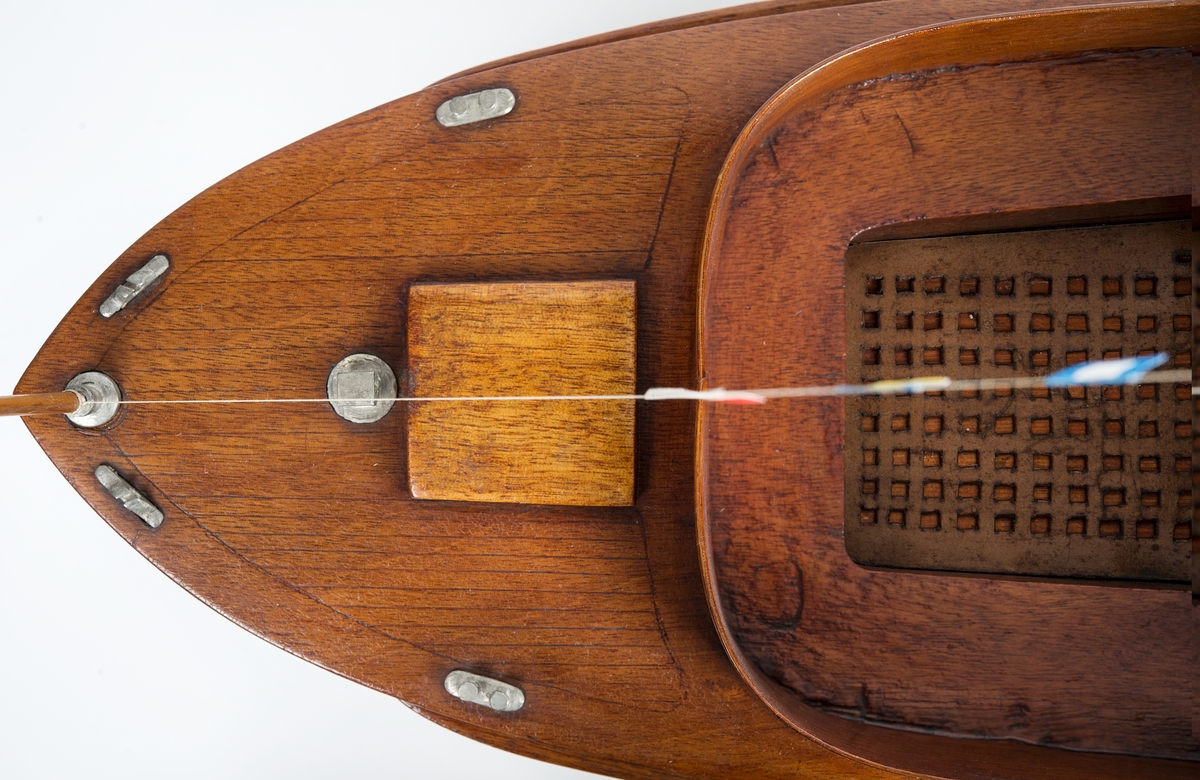 Helmodell av motorbåten WIKING X. Skrov av fernissad mahogny med grömålad botten, mässingsdetaljer. Skrå av ek.