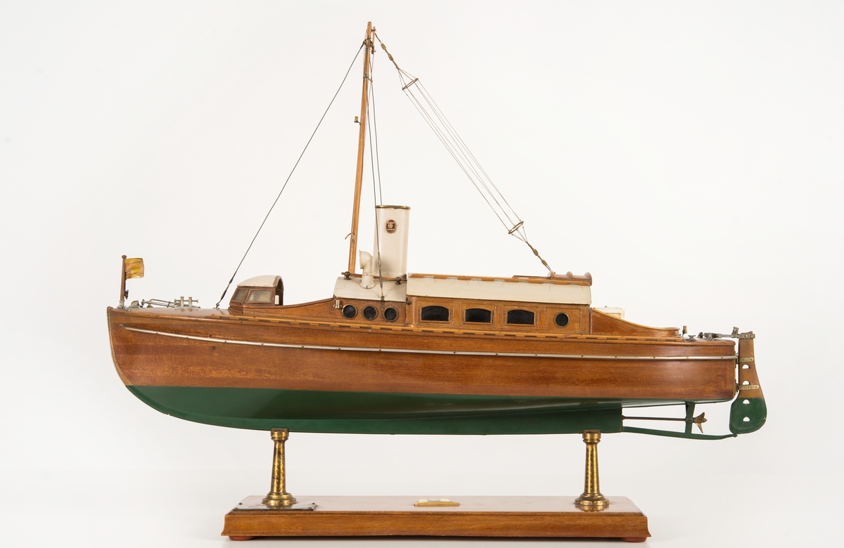 Modell av Borgila IV  som i original konstruerades av R. Östlund och var 9,1 m lång och 2,04 m bred.
Modellen har standert i masttoppen och flagga i fören, liksom ankare på fördäck.