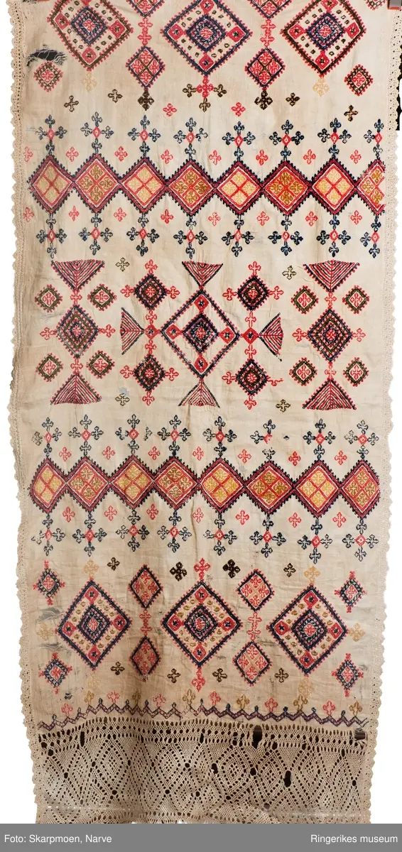 Brodert veggteppe eller duk. Selve stoffet er vevd i lerretsbinding. Nederst på veggteppet går renningen i veven over i et panel i sprang. Dette panelet er ca. 18 cm langt, og består av diamant-former. Langs kanten av veggeteppet er det en tynn bord, denne er enten laget i sprang eller heklet. Borden går nesten til toppen av stoffet, men slutter 7 cm før kanten.

Det er fem felter med broderier. Feltet i midten er større enn de andre, og blir ikke gjentatt. Det øverste og det nederste feltet er nesten helt like, det samme gjelder for det nest øverste og det nest nederste. Helt nederst, før sprang-panelet, er det en smal sikksakk-bord. Broderiet er preget av kors og geometriske former.

Veggteppet bærer preg av slitasje. Det har hull flere steder. Øverste venstre hjørne har en stor rift. Øverste høyre hjørne har et hull som kan ha vært brukt til oppheng (en annen teori er at det kan ha vært rullet rundt en stokk, men dette ville skjult den øverste delen av broderiet). Teppet er jevnt over mer slitt på venstre side. Nederste panel er også litt lysere i fargen enn det øverste. Det er også hull i sprang-panelet nederst. 
