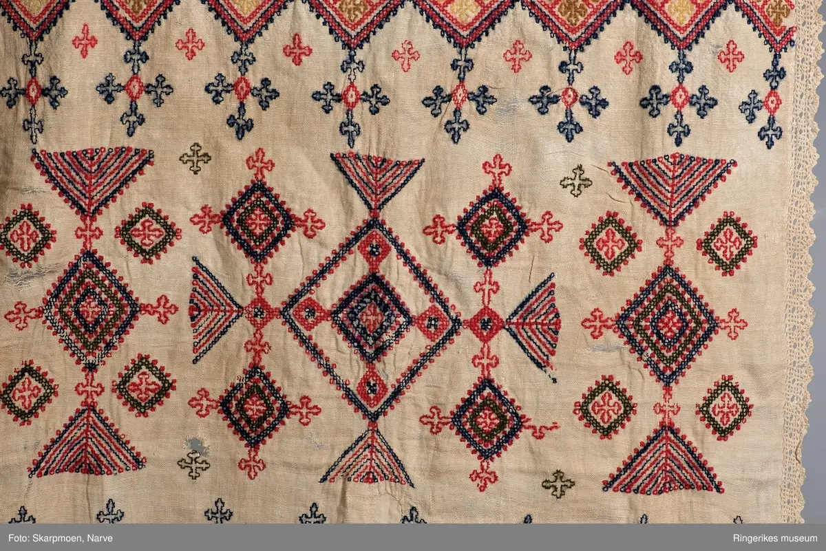 Brodert veggteppe eller duk. Selve stoffet er vevd i lerretsbinding. Nederst på veggteppet går renningen i veven over i et panel i sprang. Dette panelet er ca. 18 cm langt, og består av diamant-former. Langs kanten av veggeteppet er det en tynn bord, denne er enten laget i sprang eller heklet. Borden går nesten til toppen av stoffet, men slutter 7 cm før kanten.

Det er fem felter med broderier. Feltet i midten er større enn de andre, og blir ikke gjentatt. Det øverste og det nederste feltet er nesten helt like, det samme gjelder for det nest øverste og det nest nederste. Helt nederst, før sprang-panelet, er det en smal sikksakk-bord. Broderiet er preget av kors og geometriske former.

Veggteppet bærer preg av slitasje. Det har hull flere steder. Øverste venstre hjørne har en stor rift. Øverste høyre hjørne har et hull som kan ha vært brukt til oppheng (en annen teori er at det kan ha vært rullet rundt en stokk, men dette ville skjult den øverste delen av broderiet). Teppet er jevnt over mer slitt på venstre side. Nederste panel er også litt lysere i fargen enn det øverste. Det er også hull i sprang-panelet nederst. 
