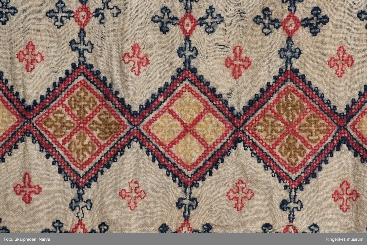 Brodert veggteppe eller duk. Selve stoffet er vevd i lerretsbinding. Nederst på veggteppet går renningen i veven over i et panel i sprang. Dette panelet er ca. 18 cm langt, og består av diamant-former. Langs kanten av veggeteppet er det en tynn bord, denne er enten laget i sprang eller heklet. Borden går nesten til toppen av stoffet, men slutter 7 cm før kanten.

Det er fem felter med broderier. Feltet i midten er større enn de andre, og blir ikke gjentatt. Det øverste og det nederste feltet er nesten helt like, det samme gjelder for det nest øverste og det nest nederste. Helt nederst, før sprang-panelet, er det en smal sikksakk-bord. Broderiet er preget av kors og geometriske former.

Veggteppet bærer preg av slitasje. Det har hull flere steder. Øverste venstre hjørne har en stor rift. Øverste høyre hjørne har et hull som kan ha vært brukt til oppheng (en annen teori er at det kan ha vært rullet rundt en stokk, men dette ville skjult den øverste delen av broderiet). Teppet er jevnt over mer slitt på venstre side. Nederste panel er også litt lysere i fargen enn det øverste. Det er også hull i sprang-panelet nederst. 

