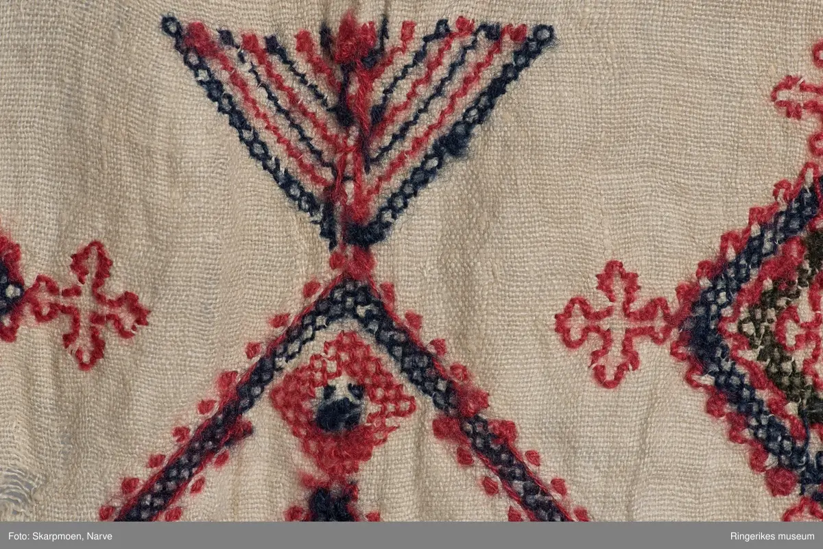 Brodert veggteppe eller duk. Selve stoffet er vevd i lerretsbinding. Nederst på veggteppet går renningen i veven over i et panel i sprang. Dette panelet er ca. 18 cm langt, og består av diamant-former. Langs kanten av veggeteppet er det en tynn bord, denne er enten laget i sprang eller heklet. Borden går nesten til toppen av stoffet, men slutter 7 cm før kanten.

Det er fem felter med broderier. Feltet i midten er større enn de andre, og blir ikke gjentatt. Det øverste og det nederste feltet er nesten helt like, det samme gjelder for det nest øverste og det nest nederste. Helt nederst, før sprang-panelet, er det en smal sikksakk-bord. Broderiet er preget av kors og geometriske former.

Veggteppet bærer preg av slitasje. Det har hull flere steder. Øverste venstre hjørne har en stor rift. Øverste høyre hjørne har et hull som kan ha vært brukt til oppheng (en annen teori er at det kan ha vært rullet rundt en stokk, men dette ville skjult den øverste delen av broderiet). Teppet er jevnt over mer slitt på venstre side. Nederste panel er også litt lysere i fargen enn det øverste. Det er også hull i sprang-panelet nederst. 
