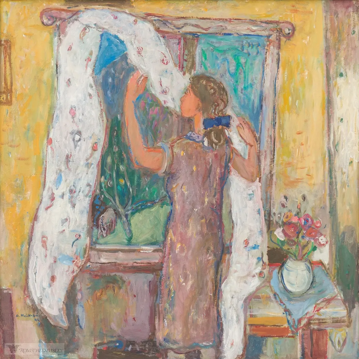 En kvinne henger opp en lys gardin i et vindu. utenfor kan en frodig hage sees. Ved kvinnens høyre side, et lite bord med en hvit vase med sommerblomster i.