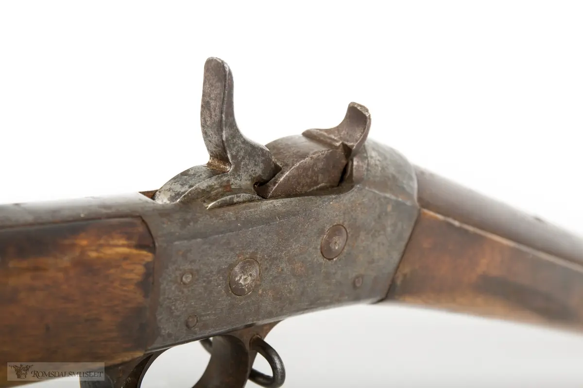 En Kongsberg M/1867 rolling block som har blitt modifisert for sivilt brukt etter utfasing fra Forsvaret. Stokken er endret ved at forskjeftet er fjernet. Baksiktet er også fjernet. Det kan også se ut som det er frest inn et svalehalespor i bakkant som kan tyde på at det kan ha hatt et enklere baksikte på et tidspunkt. Det var vanlig å modifisere disse riflene til andre kaliber, for eksempel for finkalibrede haglepatroner ved at man boret opp løpet.