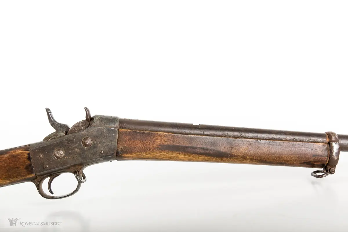 En Kongsberg M/1867 rolling block som har blitt modifisert for sivilt brukt etter utfasing fra Forsvaret. Stokken er endret ved at forskjeftet er fjernet. Baksiktet er også fjernet. Det kan også se ut som det er frest inn et svalehalespor i bakkant som kan tyde på at det kan ha hatt et enklere baksikte på et tidspunkt. Det var vanlig å modifisere disse riflene til andre kaliber, for eksempel for finkalibrede haglepatroner ved at man boret opp løpet.