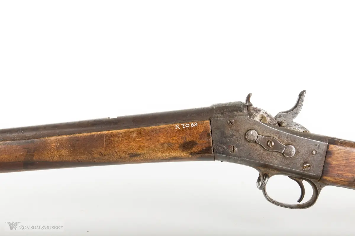 En Kongsberg M/1867 rolling block som har blitt modifisert for sivilt brukt etter utfasing fra Forsvaret. Stokken er endret ved at forskjeftet er fjernet. Baksiktet er også fjernet. Det kan også se ut som det er frest inn et svalehalespor i bakkant som kan tyde på at det kan ha hatt et enklere baksikte på et tidspunkt. Det var vanlig å modifisere disse riflene til andre kaliber, for eksempel for finkalibrede haglepatroner ved at man boret opp løpet.