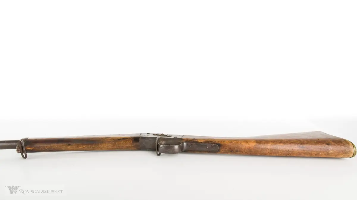 En Kongsberg M/1867 rolling block som har blitt modifisert for sivilt brukt etter utfasing fra Forsvaret. Stokken er endret ved at forskjeftet er fjernet. Baksiktet er også fjernet. Det kan også se ut som det er frest inn et svalehalespor i bakkant som kan tyde på at det kan ha hatt et enklere baksikte på et tidspunkt. Det var vanlig å modifisere disse riflene til andre kaliber, for eksempel for finkalibrede haglepatroner ved at man boret opp løpet.