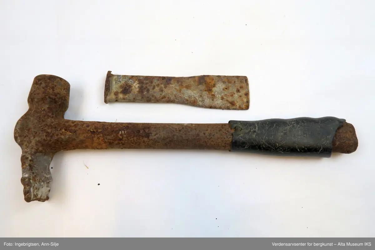 Form: A) Modifisert klinkhammer B) Tradisjonell pinnkile
