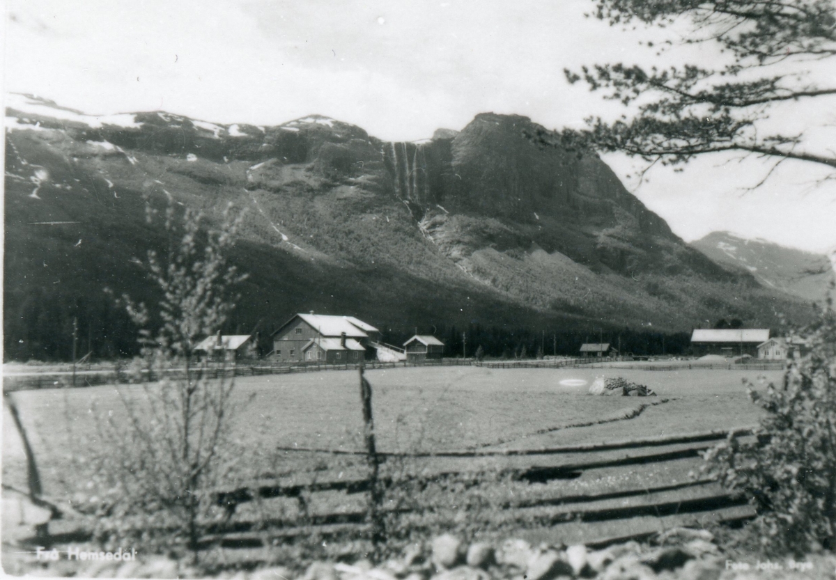 Hjelmen med utsikt mot Store og Veslehorn.